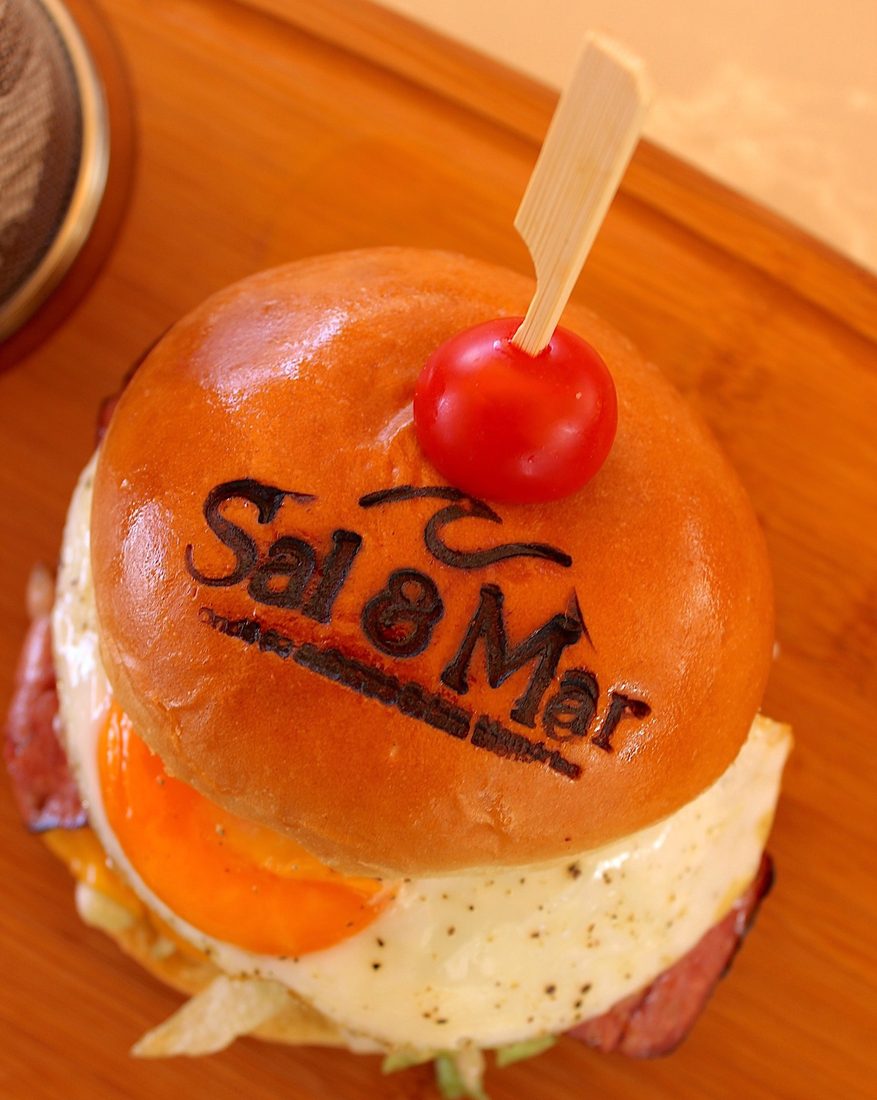Burger Sal & Mar com o pão marcado a ferro com o logótipo