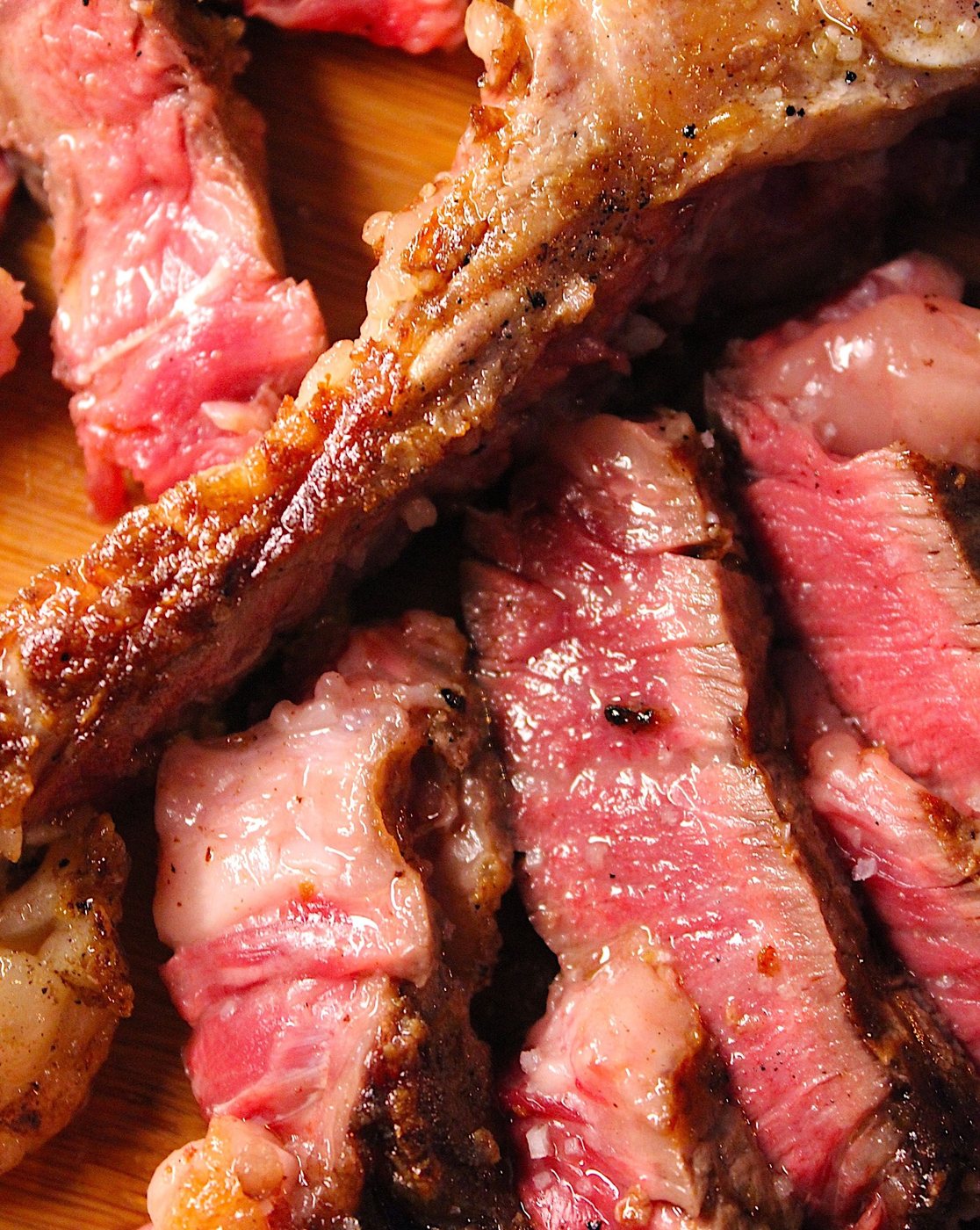 Carne fatiada acabada de sair da brasa