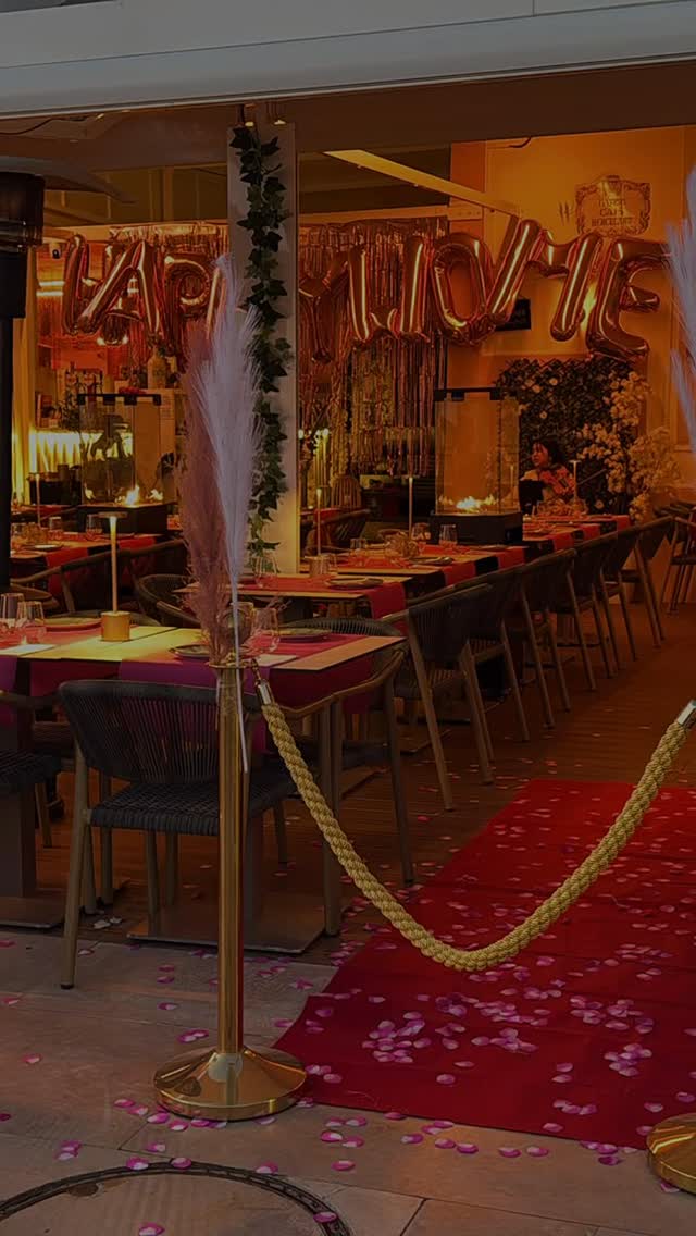Sala do Sal & Mar preparada para um evento, com passadeira vermelha, balões dourados e pétalas