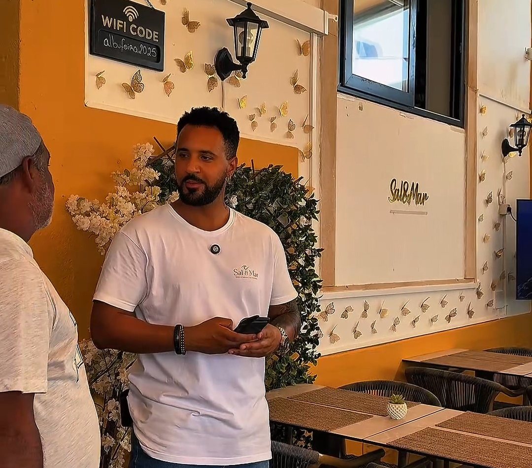 Fachada do Sal & Mar no Largo Cais Herculano, com o letreiro dourado e as mesas prontas