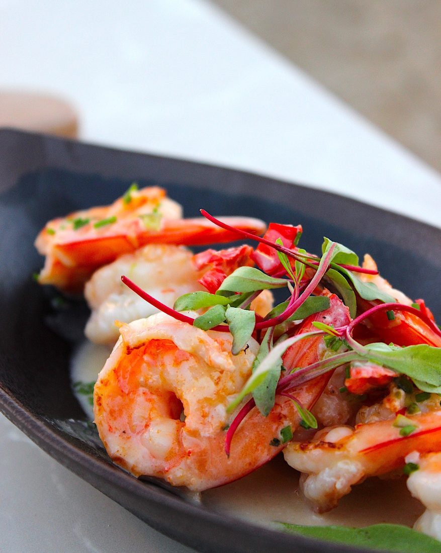 Gambas ao alho servidas em travessa escura