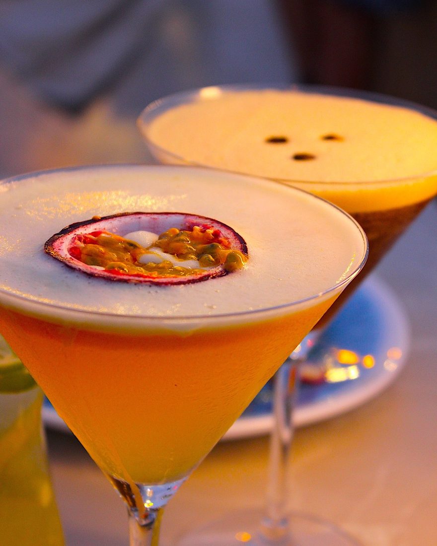Pornstar Martini com maracujá, servido ao balcão