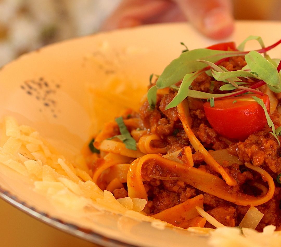 Tagliatelle à bolonhesa com queijo ralado
