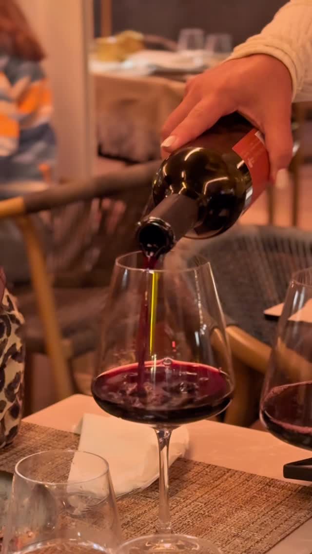 Vinho tinto a ser servido à mesa